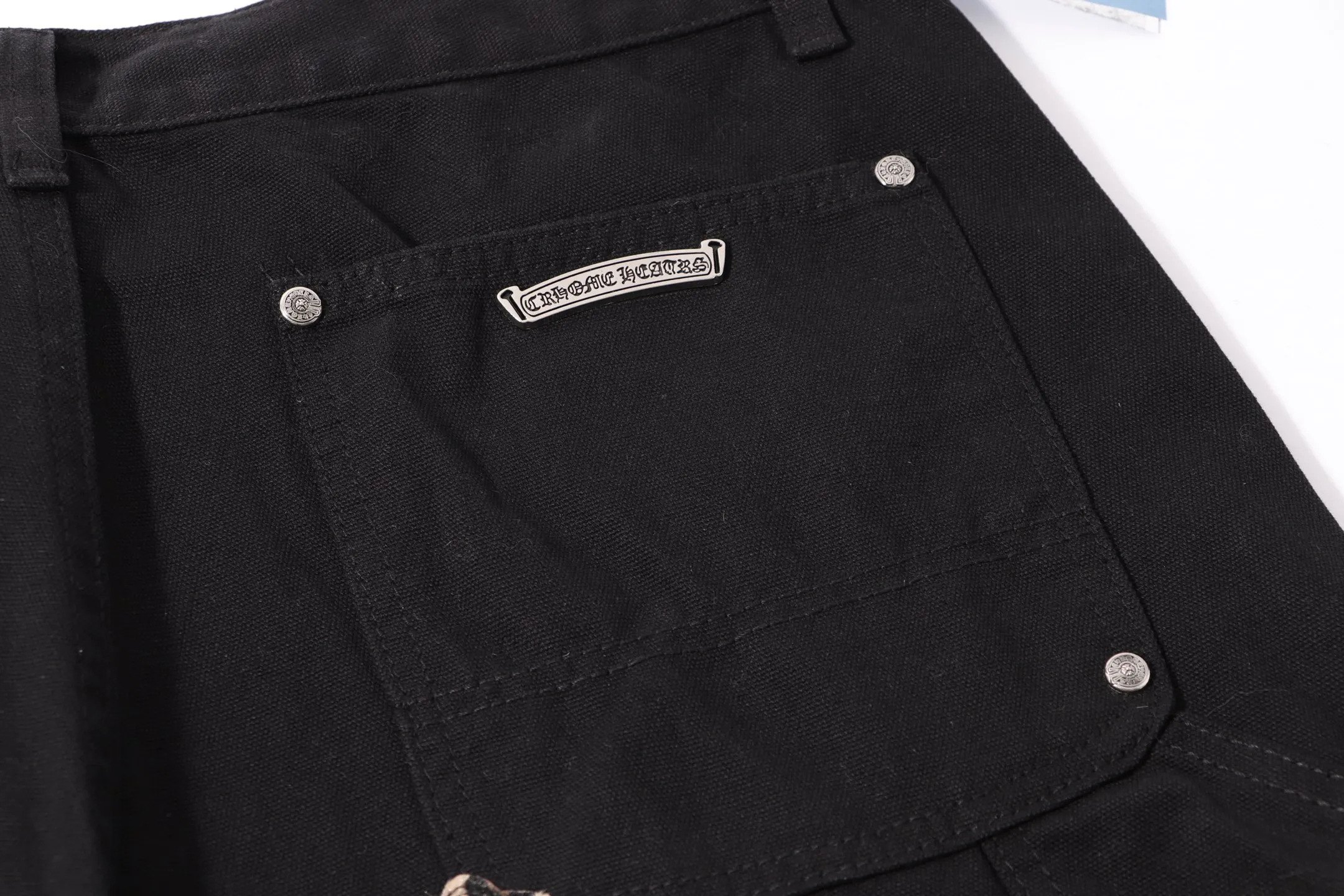P260 Style number: H33 Croxin & 𝐂𝐡𝐫𝐨𝐦𝐞 𝐇𝐞𝐚𝐫𝐭 ss25 black white and blue leopard print leather denim workwear logging pants. Styles with different washed textures are very friendly to people with thin legs. The slightly flared version perfectly modifies the leg shape. The timeless and moderate length makes it easy to match and match. It is the basis for various styles and is a must-have in your wardrobe! The fabric is stiff but also makes the upper body soft without losing texture. The washing process is even more perfect. It is a must-have item for everyone! ! ! Washed wheat, hang tag, pants label, three labels complete Color: black Size: 28-30-32-34-36